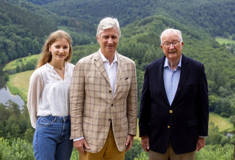 Unieke foto tijdens familie-uitje: vorige, huidige en toekomstige koning(in) in één beeld