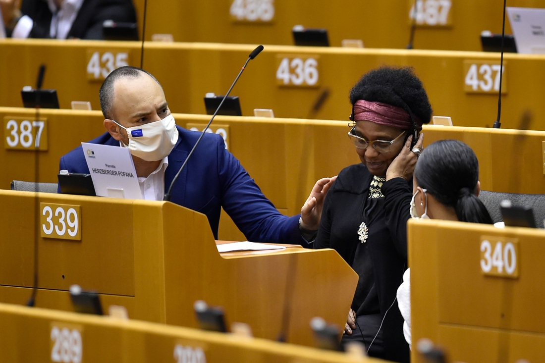 Europarlementlid zelf aangeklaagd nadat ze “racistische Belgische agenten” uitschold: “Ze gedroeg zich als een klein kind”