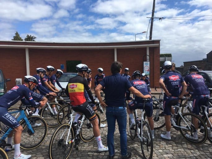 Mathieu van der Poel dokkert eerste keer over de kasseien van Parijs-Roubaix: “Zijn commentaar was dat het snel gaat”