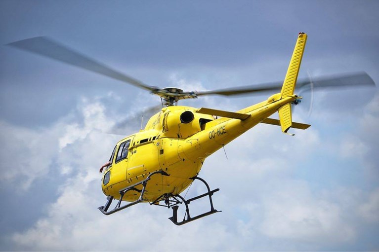 Helikopter trekt draden voor sterkere hoogspanning in de Polder