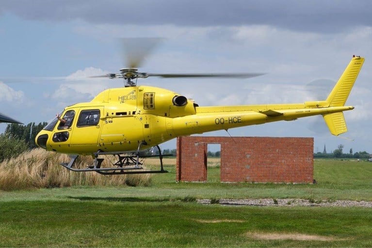 Helikopter trekt draden voor sterkere hoogspanning in de Polder