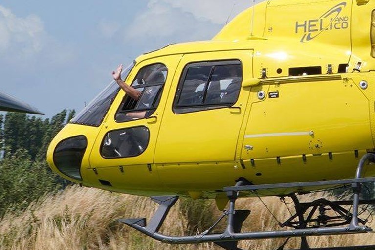 Helikopter trekt draden voor sterkere hoogspanning in de Polder