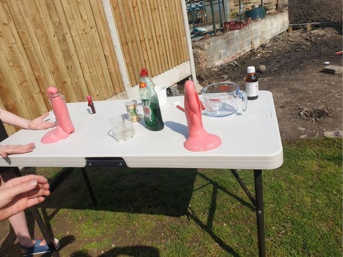 Moeder van twee gaat viraal na wetenschappelijk experiment: “Het zijn dildo’s”