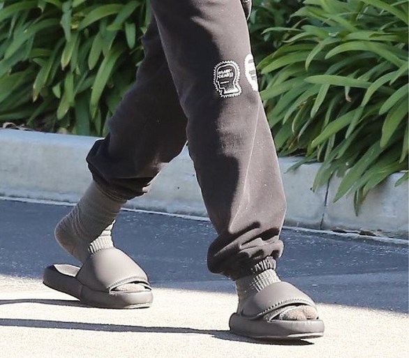 Kanye West lanceert zijn eigen ‘Crocs’ en de grapjes volgen al snel