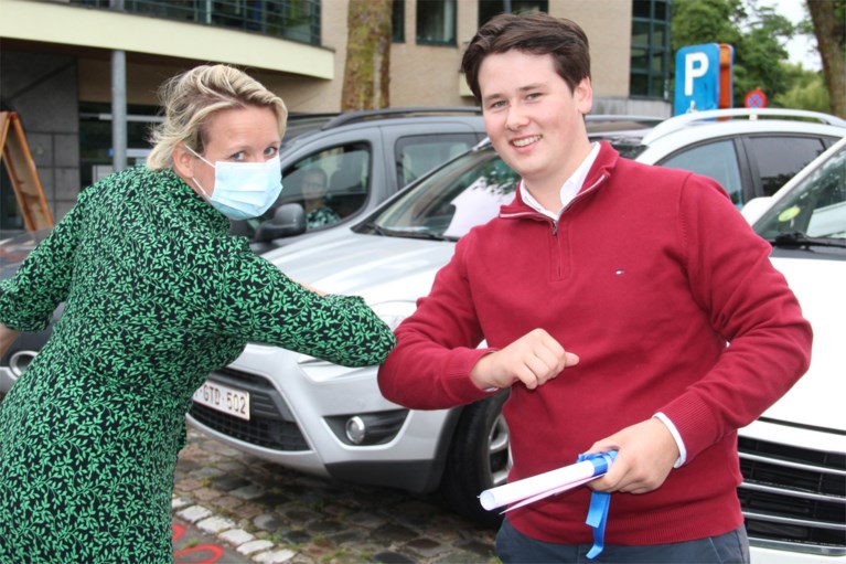 Geen chique zaal, maar gewoon op de parking: leerlingen krijgen diploma tijdens onvergetelijke drive-in proclamatie