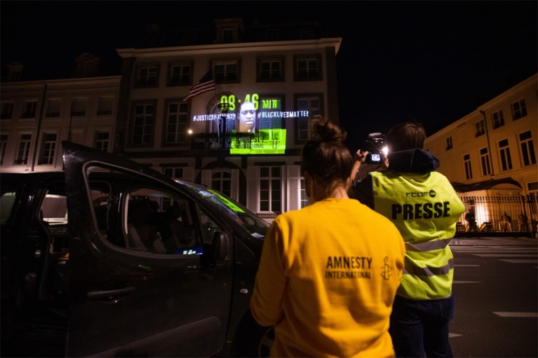 Amnesty projecteert beeltenis George Floyd op ambassade VS in Brussel