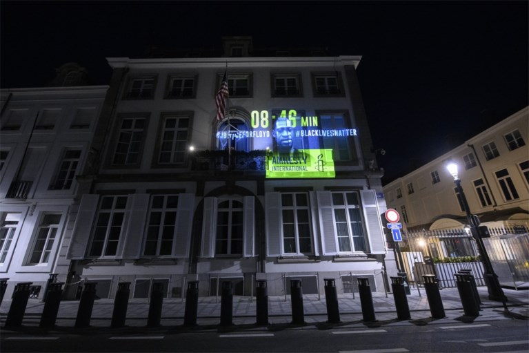 Amnesty projecteert beeltenis George Floyd op ambassade VS in Brussel