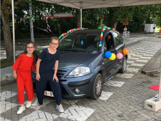 Leerlingen halen getuigschrift op in drive-through
