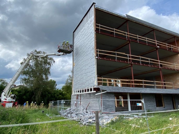 Zijgevel kantoorcomplex in aanbouw komt naar beneden in Massenhoven
