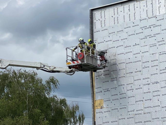 Zijgevel kantoorcomplex in aanbouw komt naar beneden in Massenhoven