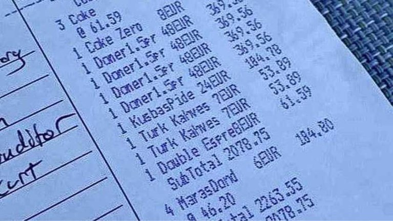 Turkse badplaats haalt coronaschade in: 48 euro voor kebab en 70 euro voor duik in zee