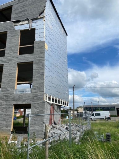 Zijgevel kantoorcomplex in aanbouw komt naar beneden in Massenhoven