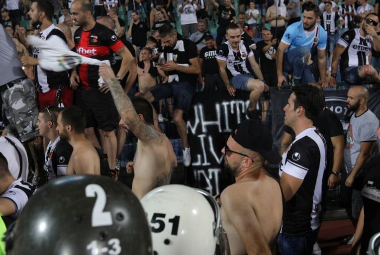 Fans te dicht opeen, dus Deense bekerfinale wordt abrupt onderbroken