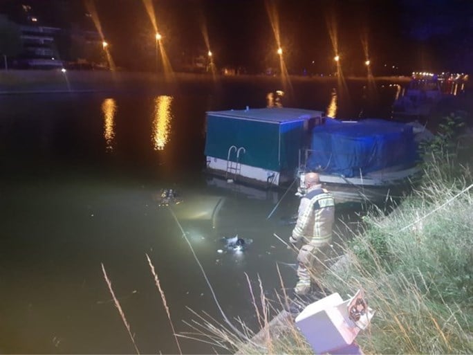 Wagen belandt in water na achtervolging door politie, twee inzittenden ongedeerd