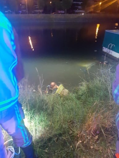 Wagen belandt in water na achtervolging door politie, twee inzittenden ongedeerd