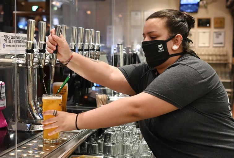 Engelsen keren terug naar hun pub voor 8,5 miljoen liter bier, pintje op afstand drinken voorlopig een utopie