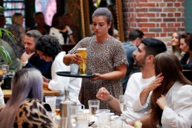 Engelsen keren terug naar hun pub voor 8,5 miljoen liter bier, pintje op afstand drinken voorlopig een utopie