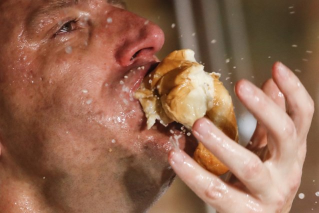 75 worsten binnengespeeld op tien minuten: kampioen hotdogs eten breekt eigen record