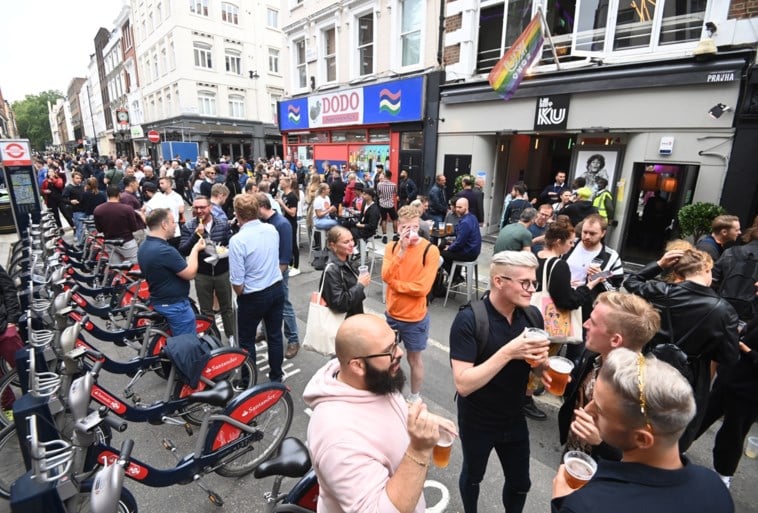 Britten mogen terug naar de pub: ‘Super Saturday’ maakt naam meteen waar, maar van social distancing is amper sprake