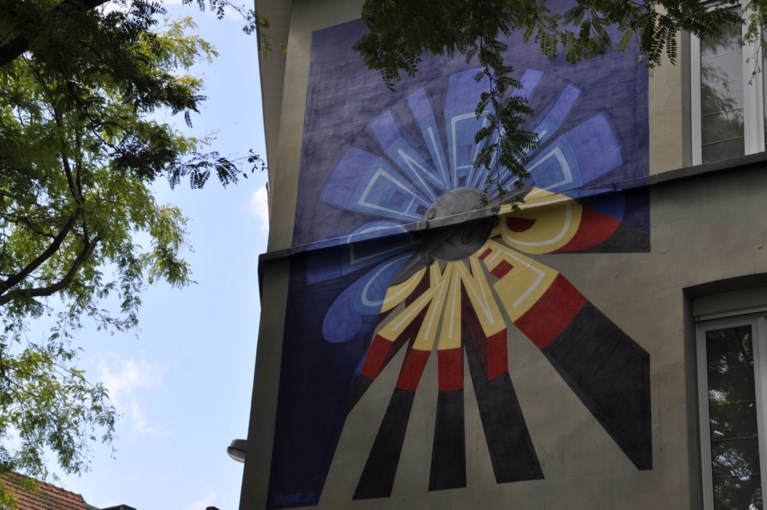 Muurschildering en getransformeerd paviljoen eren Panamarenko in Antwerpen