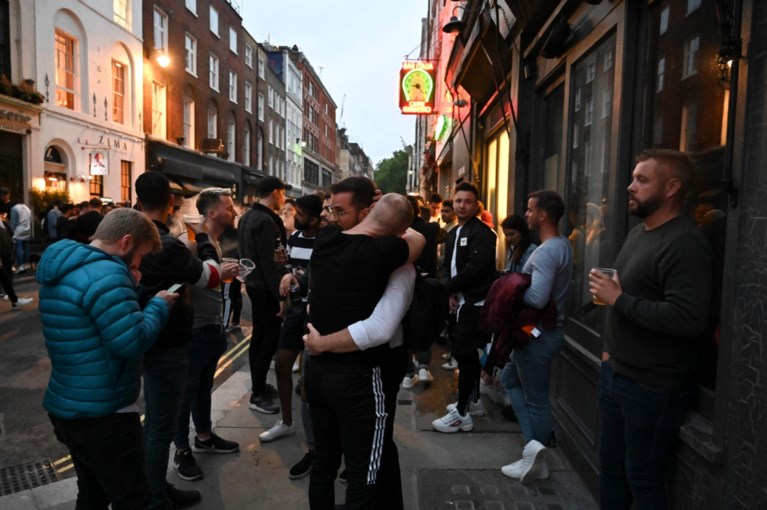 Britten mogen terug naar de pub: ‘Super Saturday’ maakt naam meteen waar, maar van social distancing is amper sprake
