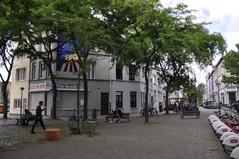 Muurschildering en getransformeerd paviljoen eren Panamarenko in Antwerpen