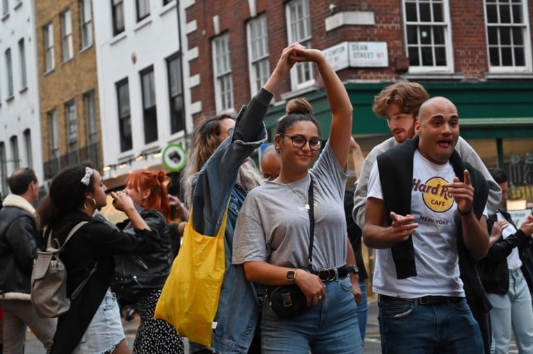 Britten mogen terug naar de pub: ‘Super Saturday’ maakt naam meteen waar, maar van social distancing is amper sprake