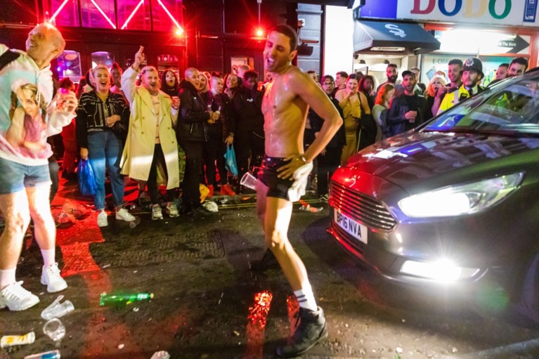 Britten mogen terug naar de pub: ‘Super Saturday’ maakt naam meteen waar, maar van social distancing is amper sprake