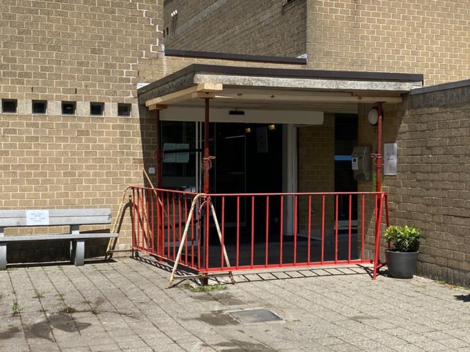 95-jarige bestuurder richt ravage aan met wagen bij dienstencentrum