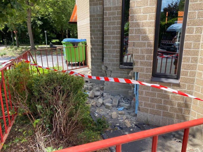 95-jarige bestuurder richt ravage aan met wagen bij dienstencentrum