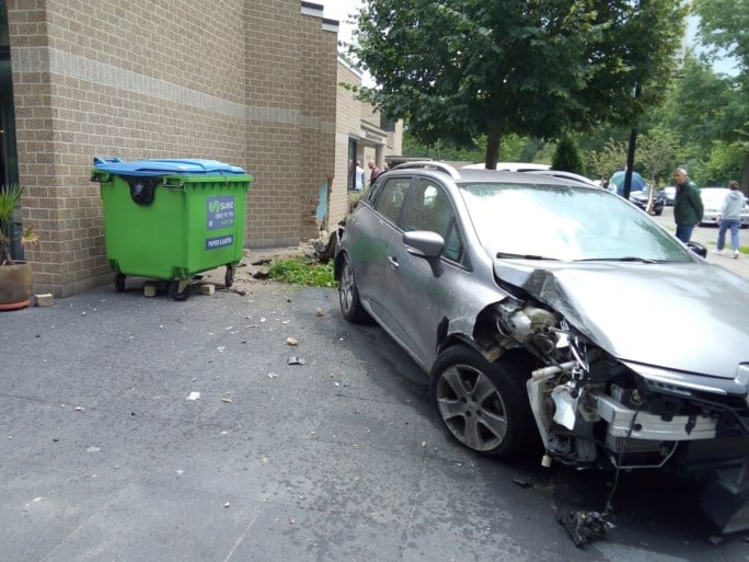 95-jarige bestuurder richt ravage aan met wagen bij dienstencentrum