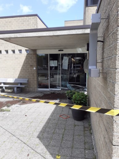 95-jarige bestuurder richt ravage aan met wagen bij dienstencentrum