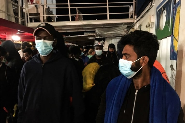 Migranten mogen van boord in Sicilië, maar moeten meteen op andere boot in quarantaine