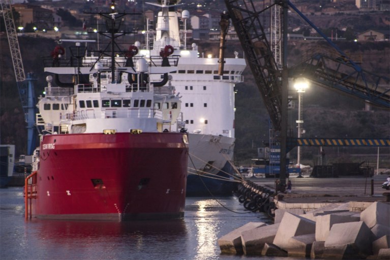 Migranten mogen van boord in Sicilië, maar moeten meteen op andere boot in quarantaine