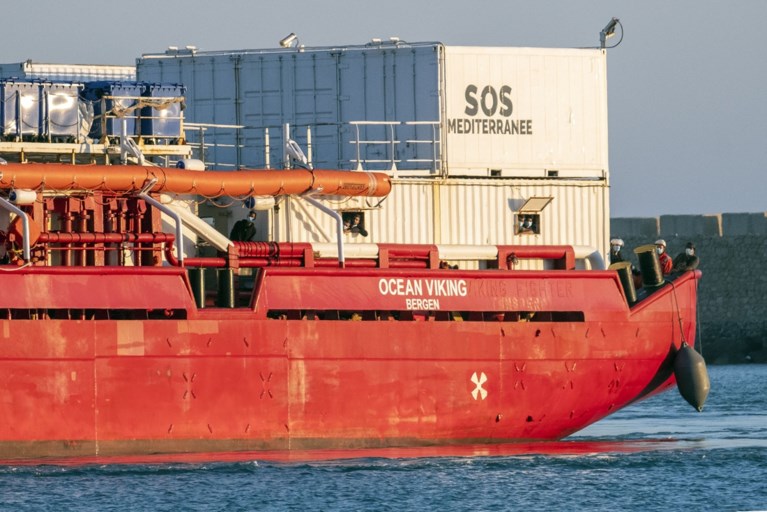 Migranten mogen van boord in Sicilië, maar moeten meteen op andere boot in quarantaine