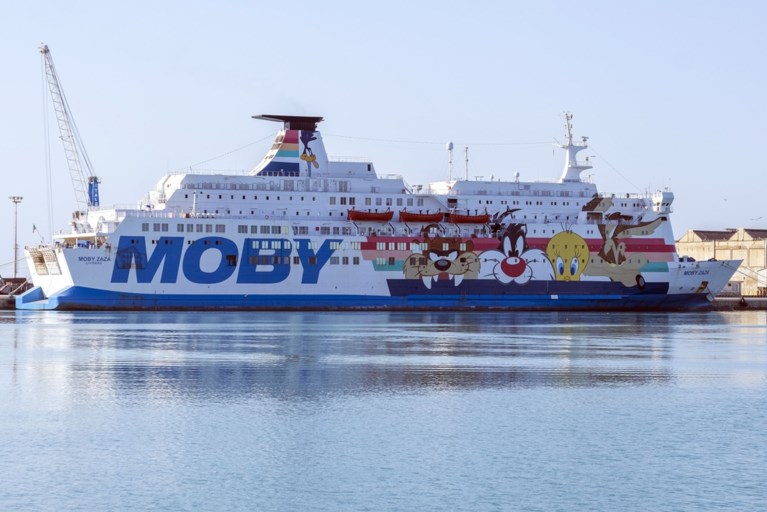 Migranten mogen van boord in Sicilië, maar moeten meteen op andere boot in quarantaine