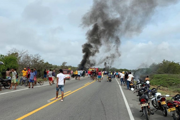 Minstens 7 doden en 46 gewonden nadat gekantelde tankwagen ontploft in Colombia