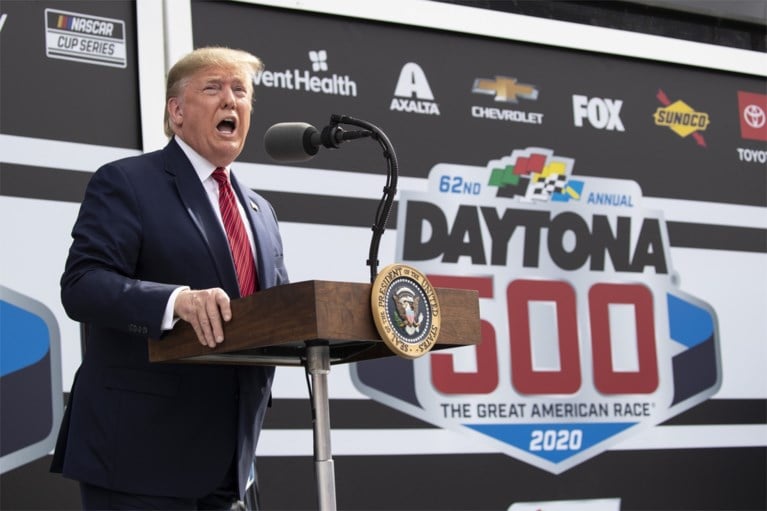 Donald Trump eist excuses van zwarte racepiloot, maar die antwoordt: “Liefde wint altijd, ook al komt de haat van de president”