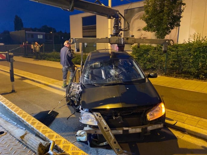 Dronken bestuurder knalt op geparkeerde vrachtwagen op Boomsesteenweg in Wilrijk