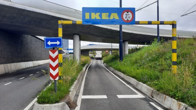 Gentse Ikea onbereikbaar nadat vrachtwagen zich vastrijdt onder brug