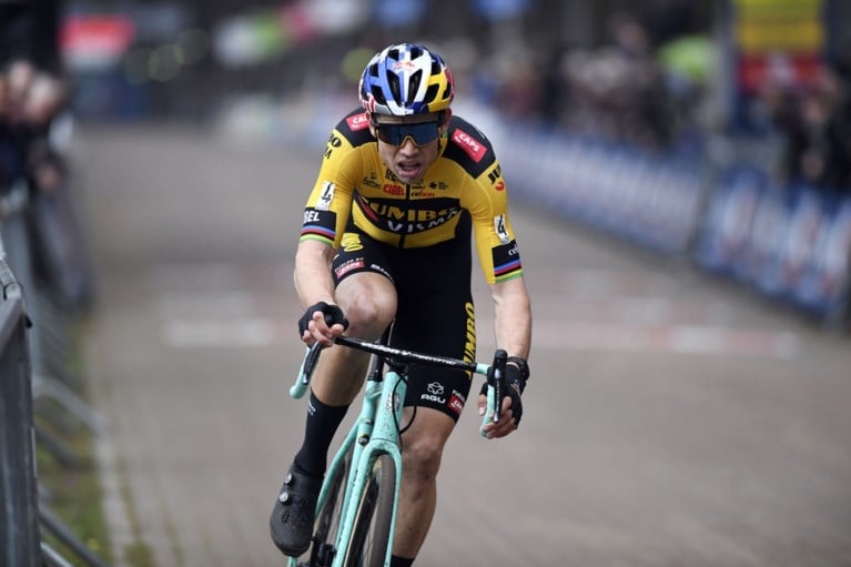 Wout van Aert gaat niet helemaal akkoord met revolutionair voorstel in de cross: “Geen reden om startgelden definitief af te schaffen”