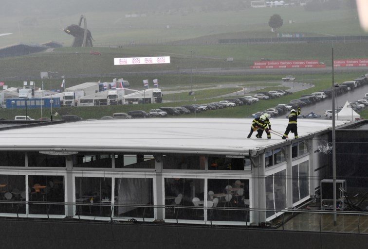 Hevige regen verstoort Formule 1 in Oostenrijk: kwalificaties met vertraging, besttijd voor Lewis Hamilton
