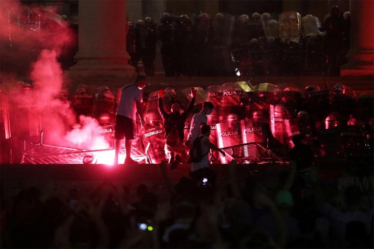 Demonstranten dringen Servisch parlement binnen, tientallen arrestaties