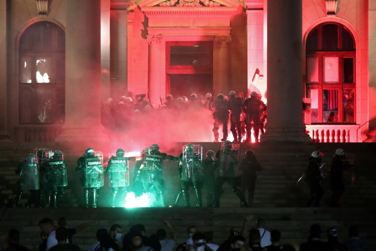 Demonstranten dringen Servisch parlement binnen, tientallen arrestaties
