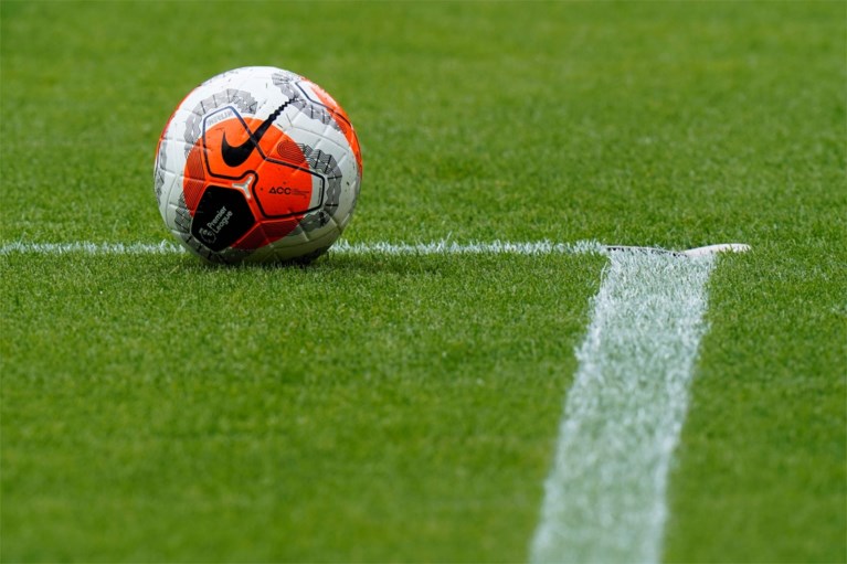 Premier League-voetballer doet oproep in open brief: “Ik ben bang om uit de kast te komen”