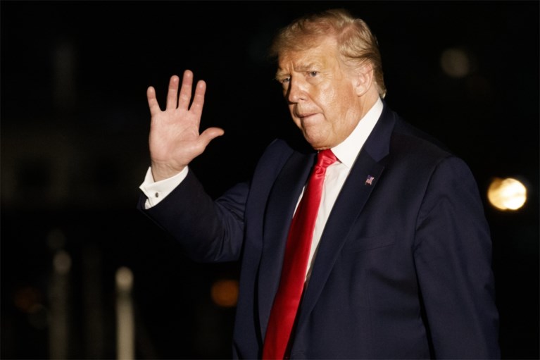 Donald Trump zet gevangenisstraf van vertrouweling Roger Stone om: “Hij heeft mijn leven gered”