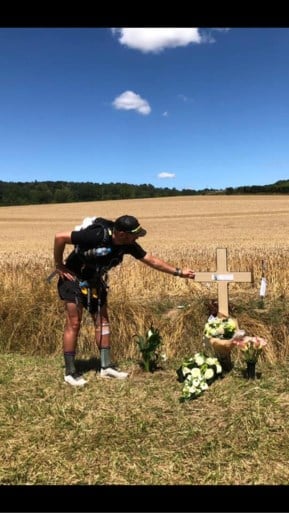 Belgische triatleet komt na 250 km aan op plek waar vriendin met vliegtuig crashte: “We hebben het gehaald, meid”