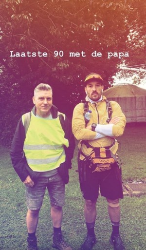 Belgische triatleet komt na 250 km aan op plek waar vriendin met vliegtuig crashte: “We hebben het gehaald, meid”