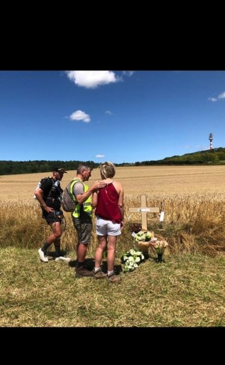 Belgische triatleet komt na 250 km aan op plek waar vriendin met vliegtuig crashte: “We hebben het gehaald, meid”