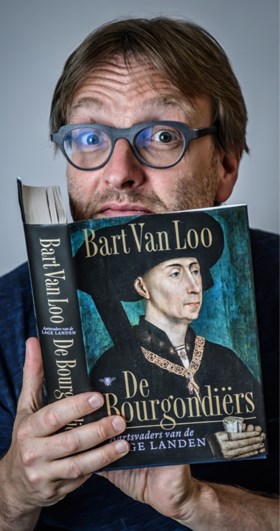 Schrijver Bart Van Loo niet opgezet met speech Tom Van Grieken: “Ik betreur het om gerecupereerd te worden in een verhaal dat niet het mijne is”